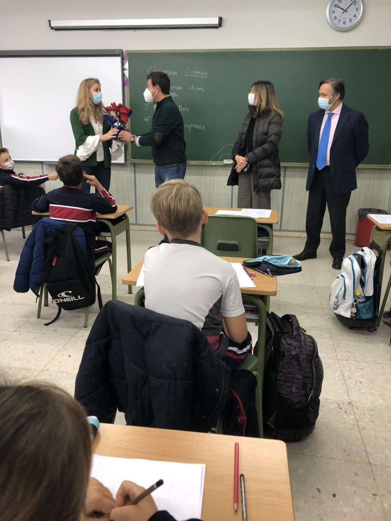 Flores de Pascua para agradecer la labor de los docentes de Las Rozas