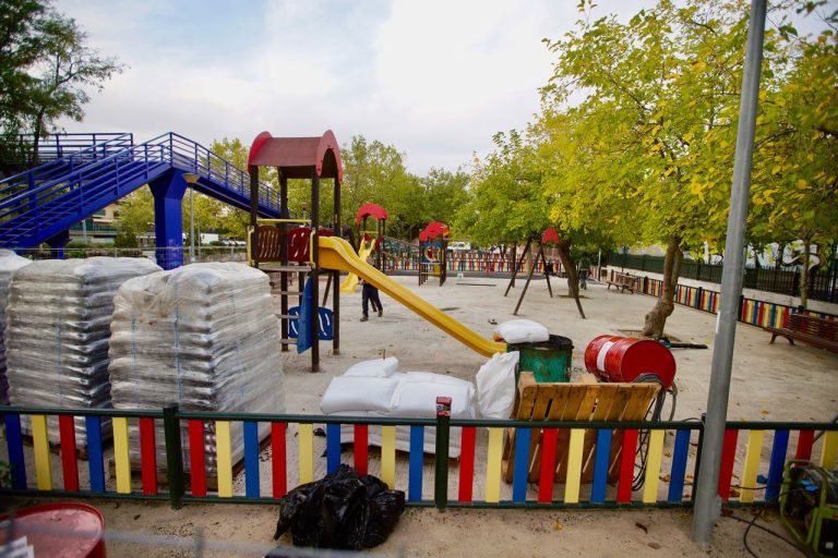 Los parques infantiles tendrán renovado el suelo de caucho