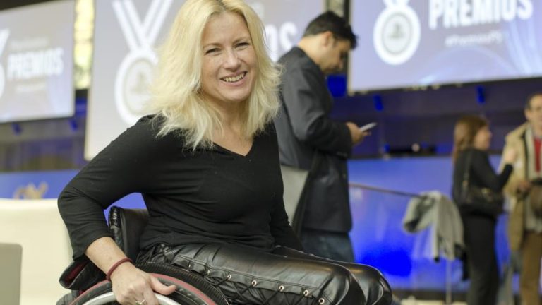 La medallista paralímpica Gema Hassen-Bey recibe la beca ‘Patrocina un Deportista’