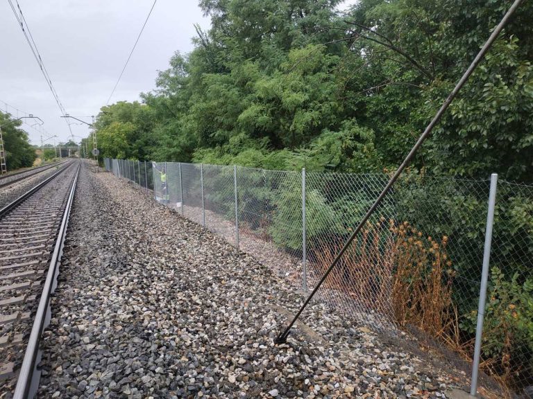 Adif instala nuevos cerramientos entre las estaciones de Cercanías de Las Rozas y Pinar
