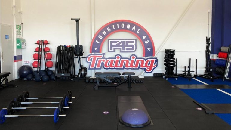 El centro de entrenamiento funcional F45 ofrece también clases de Yoga