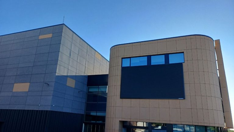 Fachada del nuevo polideportivo de La Marazuela con diseño moderno y panel exterior