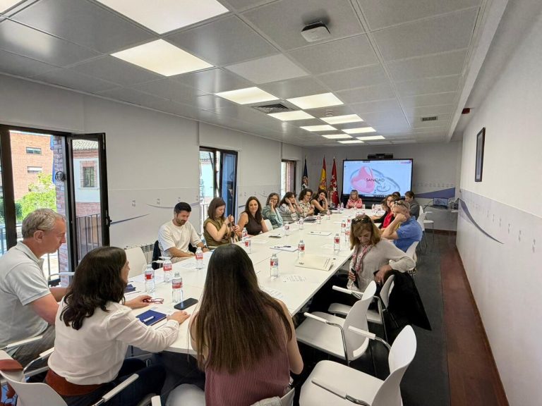 La Mesa de Salud Escolar aborda el uso de redes sociales en menores